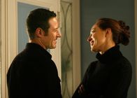 Numb3rs - Die Logik des Verbrechens – Arbeiten gemeinsam an einem Fall: Liz Warner (Aya Sumika, r.) und Don (Rob Morrow, l.) ...
