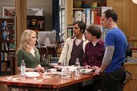 The Big Bang Theory – Auch wenn Rajs (Kunal Nayyar, 2.v.l.) Drohne auseinandergebaut wurde: Bernadettes (Melissa Rauch, l.) Vorschlag, den technischen Kundendienst anzurufen, wird von Sheldon (Jim Parsons, r.) und Howard (Simon Helberg, 2.v.r.) nicht akzeptiert ...