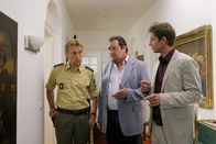 Die Rosenheim-Cops – Die Rosenheim-Cops Hansen (Igor Jeftic, r.), Prantl (Andreas Giebel, M.) und Mohr (Max Müller, l.) spekulieren über das mögliche Tatmotiv.