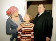 Der Dicke – Lisa (Ulrike Grote, l.) will nicht, dass Gregor Ehrenberg (Dieter Pfaff, r.) sich um ihre Tochter Charlotte (Alina Liss, M.) kümmert.