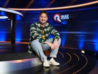 Quizmaster – Andreas Moravec während Servus TVs Quiz Master 90er Jahre Spezial Pre-Shooting in Wien, Österreich am 25. November 2024