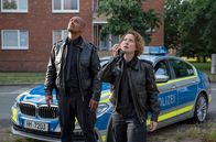 Großstadtrevier – Können Lukas Petersen (Patrick Abozen, l.) und Nina Sieveking (Wanda Perdelwitz, r.) den Selbstmörder auf dem Dach noch stoppen?
