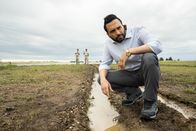 Mayday - Alarm im Cockpit – Der zweite Ermittler (gespielt von Manny Thind) untersucht die tiefen Spurrillen, die das Bugfahrwerk und das rechte Hauptfahrwerk des Air India-Flugs 1344 am internationalen Flughafen Calicut hinterlassen haben, um die Flugbahn des Flugzeugs zu bestimmen, als es von der Landebahn abkam und in eine tiefe Schlucht stürzte. (Cineflix 2025/Shay Markowitz)