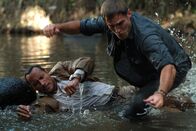 Welcome to the Jungle – Beck (Dwayne Johnson, l.) und Travis (Seann William Scott, r.) stehen zwischen den Fronten in einem erbitterten Kampf zwischen einer Rebellentruppe und dem garstigen Goldminenbesitzer Hatcher ...