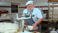 Handwerkskunst! – Altbewährt: Mit einer "römischen" Schnellwaage portioniert Bäckermeister Günther Weber die einzelnen Laibe seines Bauernbrotes.