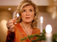 Oh Tannenbaum – Rita (Jutta Speidel) bemüht sich, trotz Wasserschaden in ihrer Wohnung ein idyllisches Weihnachtsfest auszurichten.