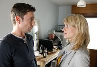 Mord mit Aussicht – Sophie Haas (Caroline Peters, r.) ist wenig erfreut, dass ihr Lover Jochen Kauth (Arndt Klawitter, l.) den ganzen Tag mit Zielonka sen. (Michael Hanemann, M.) in ihrer Wohnung rumhängt.