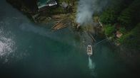 Fernab des Gesetzes – PORT PROTECTION, ALASKA- Sam and other local firefighter volunteers put out a small fire in Port Protection