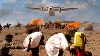 Der ewige Gärtner – In letzter Sekunde können Justin und Dr. Lorbeer mit einem Flugzeug der UN dem Überfall von Stammeskriegern auf ein sudanesisches Dorf entkommen.