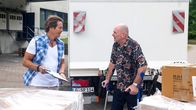 Rote Rosen – Malte (Marcus Bluhm, r.) muss erschrocken feststellen, dass die Drogen-Ladung nicht aufgetaucht ist. Mit Ben (Hakim Michael Meziani, l.)