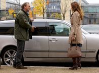 In aller Freundschaft – ARD/MDR IN ALLER FREUNDSCHAFT, FOLGE 633, "Verdachtsmomente" Uhr im ERSTEN. Sylvie Meinert (Deborah Kaufmann) holt ihren Arbeitskollegen Walter Hahn (Matthias Komm), mit dem sie seit Längerem eine heimliche Beziehung führt, nach einer Darm-Operation aus der Sachsenklinik ab. Als Walter an seinem Auto eine Schramme entdeckt, kommt Sylvie gar nicht zu einer entschuldigenden Erklärung: Walter rastet sofort aus und brüllt Sylvie vor der Klinik an.