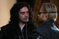 Die Musketiere – König Ludwig XIII. (Ryan Gage, l.); Rochefort (Marc Warren, r.)