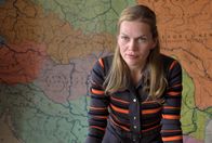 Weissensee – Vera (Anna Loos) spricht mit ihren Schülern über den "antifaschistischen Schutzwall".