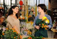Rote Rosen – ARD ROTE ROSEN FOLGE 1405 Uhr im ERSTEN. Vera (Sandra Speichert, l.) spielt Merles (Anja Franke, r.) Vermutung herunter, dass Jan mehr für sie empfinden könnte.