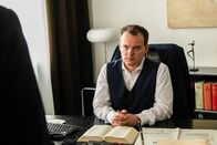 Über Land – Staatsanwalt Albert Rössler (Johannes Allmayer) wird vom Richter in die Mangel genommen.