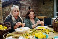Zu Tisch ... – Zu Tisch Saarland – Deutschland Madeleine Braun und Tanja Schmitt verarbeiten frische Löwenzahnblüten. Copyright: SRF/Berlin Producers Media/Friederike Schlumbom