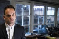 Elementary – Warum beschafft sich ein Unbekannter mit Hilfe von Watsons Lizenz illegal Drogen? Als Watson plötzlich selbst unter Verdacht steht, muss Holmes (Jonny Lee Miller) schnell handeln ...