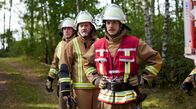 Feuerwehrfrauen – Ortswehrführer Rainer (Merlin Sandmeyer, re.) mit Feuerwehrkollegen Bernd (Christian Rudolf, Mitte) und Uwe (Jochen Garbers, hinten) am Einsatzort.