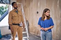 Ghosts – Felix (Benito Bause, li.) und Emma (Cristina do Rego, re.)