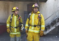 Navy CIS: L.A. – Dieses Mal müssen Sam (LL Cool J, r.) und Callen (Chris O'Donnell, l.) undercover als Feuerwehrmänner arbeiten ...