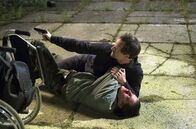 Weissensee – ARD WEISSENSEE, IV. Staffel (6 neue Folgen), Folge 23 "Geliehenes Glück" Uhr im Ersten. Falk (Jörg Hartmann, r.) legt sich mit Sascha (Theo Trebs, l.) und der Nazi-Clique seines Sohnes an.