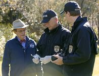 Navy CIS – Erneut wird das Team um Dr. Donald Mallard (David McCallum, l.), Gibbs (Mark Harmon, M.) und Special Agent Timothy McGee (Sean Murray, r.) auf eine harte Probe gestellt. Alle Hinweise führen zu dem schwer greifbaren Terroristen Parsa ...