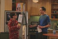 The Big Bang Theory – Nach der nächtlichen Aufräumaktion von Sheldon (Jim Parsons, r.) ist Penny stinksauer. Leonard (Johnny Galecki, l.), der sich in Penny verliebt hat, hofft, dass sie ihnen verzeihen wird ...