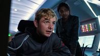 Alex Rider – Alex (Otto Farrant) und Sabina (Charithra Chandran) läuft die Zeit davon. Sie haben nur wenige Sekunden, um eine Katastrophe zu verhindern.