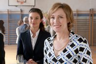 Wilsberg – v.li.: Alex (Ina Paule Klink), Christa Sieland (Kirsten Block)