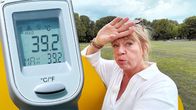 Puls – Puls-Host Daniela Lager neben der Anzeige eines Hitzemessgeräts, das über 39°C anzeigt