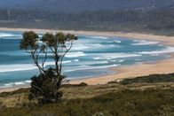 GEO Reportage – Die Hauptinsel Tasmaniens hat etwa die Größe Irlands und wird von knapp 3.000 Kilometern Küste umrahmt.