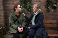 Rote Rosen – Katrin (Nicole Ernst, r.) ist überglücklich, als Franzi (Sofie Junker, l.) auf sie zukommt und ihrerseits einen Neuanfang vorschlägt.