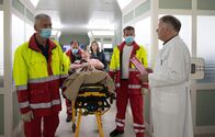 In aller Freundschaft – Der Notarzt (Markus Neumann, 2.v.re.) liefert Alexandra Seier (Katrin Ingendoh, liegend) in die Sachsenklinik ein. Begleitet wird der Tross zu Dr. Roland Heilmanns (Thomas Rühmann, re.) Erstaunen von seiner Freundin Katja Brückner (Julia Jäger, 3.v.re.). Rettungssanitäter: Komparsen