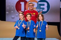 1, 2 oder 3 – Das Rateteam aus Hilden/Deutschland mit Elton.
