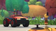 Die Borger – Yuna soll Arrietty auf einem ferngesteuerten Auto durch den Garten fahren.