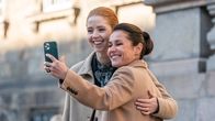 Borgen - Macht und Ruhm – Zwei grosse dänische Politikerinnen, v.li.: Johanne Louise Schmidt als Signe Kragh, Sidse Babett Knudsen als Birgitte Nyborg
