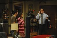 How I Met Your Mother – Da Robin (Cobie Smulders, M.) und Ted (Josh Radnor, l.) seit sie zusammen leben, ständig streiten, beschließen sie "Freunde mit Extras" zu werden und schlafen seitdem bei jeder Gelegenheit miteinander. Ihre Freunde sollen das allerdings nicht wissen. Doch Marshall (Jason Segel, r.) erwischt sie auf frischer Tat ...