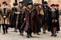 Wolf Hall – Die Lords folgen Cromwell (Mark Rylance, Mi.) auf dem Weg zu ihrer gemeinsamen Sitzung.