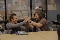 Community – Jeff (Joel McHale, l.) wird von Pelton zum Chefredakteur der College-Zeitung ernannt, während Buddy (Jack Black, r.) in die Lerngruppe aufgenommen werden möchte ...