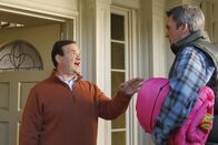 The Middle – Als Mike (Neil Flynn, r.) erfährt, dass Sues neue Freundin sie nur ausnutzt, konfrontiert er deren Vater Steve (Kevin Carolan, l.) ...