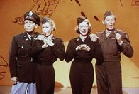 Weiße Weihnachten – Bob (Bing Crosby, l.), Judy (Vera Ellen, 2.v.l.), Betty (Rosemary Clooney, 2.v.r.) und Phil (Danny Kaye, r.) retten mit ihrer Show General Waverly vor dem Ruin ...