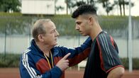 Asbest – Trainer Gerd Maier (Uwe Preuss, li.) redet Momo (Xidir – Alian Koder) ins Gewissen!