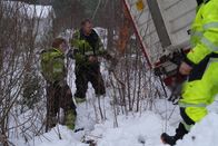 Ice Road Rescue - Extremrettung in Norwegen – Eirik und Thord stehen in der Gefahrenzone des Anhängers, der kurz davor ist, umzukippen. Sie müssen Gurte um den Anhänger befestigen. (National Geographic)