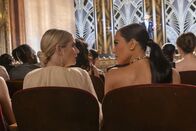 American Horror Story – Anna Victoria Alcott (Emma Roberts, l.); Siobhan Corbyn (Kim Kardashian, r.)