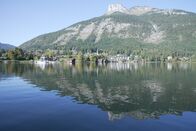 P.M. Wissen – Unter dieser Wasseroberfläche verbirgt sich ein Unterwasserwald. Dreharbeiten für ServusTVs "P.M. Wissen Episode 167" am 11.10.23 am Altausseer See