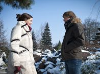 Schloss Einstein – Mary (Sophie Imelmann, li.) trifft sich heimlich mit Fynn (Timmi Trinks, re.), um ihm klar zu machen, dass er nicht das Herz ihrer Schwester Liz brechen darf.Â