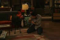 How I Met Your Mother – Ted (Josh Radnor) versucht seine Präsentation fertig zu bekommen, doch dann wird er von einer Ziege, die Lily vor einiger Zeit vom Schlachter gerettet hat, abgelenkt ...