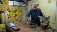 Landleben – Hermann Wiltschnigg jun. in seiner Werkstatt bei den Holzmeisterliften.