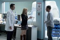 Venom – Anne (Michelle Williams, M.) und ihr neuer Freund Dr. Lewis (Reid Scott, l.) überreden Eddie (Tom Hardy, r.) sich untersuchen zu lassen.