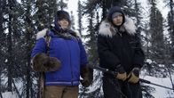 Alaska - Eisige Tradition – Jody Potts-Joseph and her son, Denali Black glass for caribou in the White Mountains. (National Geographic)
